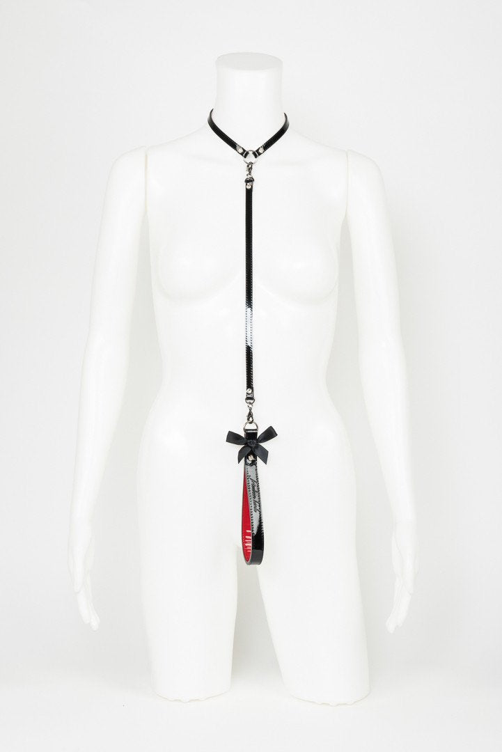 fr-ulein-kink-kiss-t-strap-fessel-schwarz-rot image 3