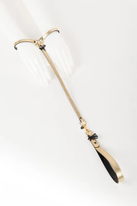 fr-ulein-kink-oro-t-strap-fesseln-gold-lackleder image 1