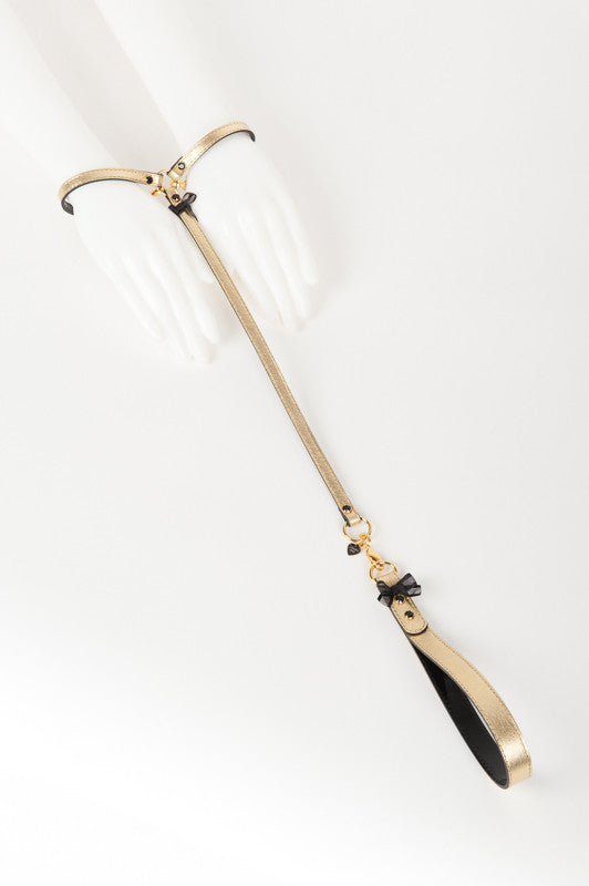 fr-ulein-kink-oro-t-strap-fesseln-gold-lackleder image 1