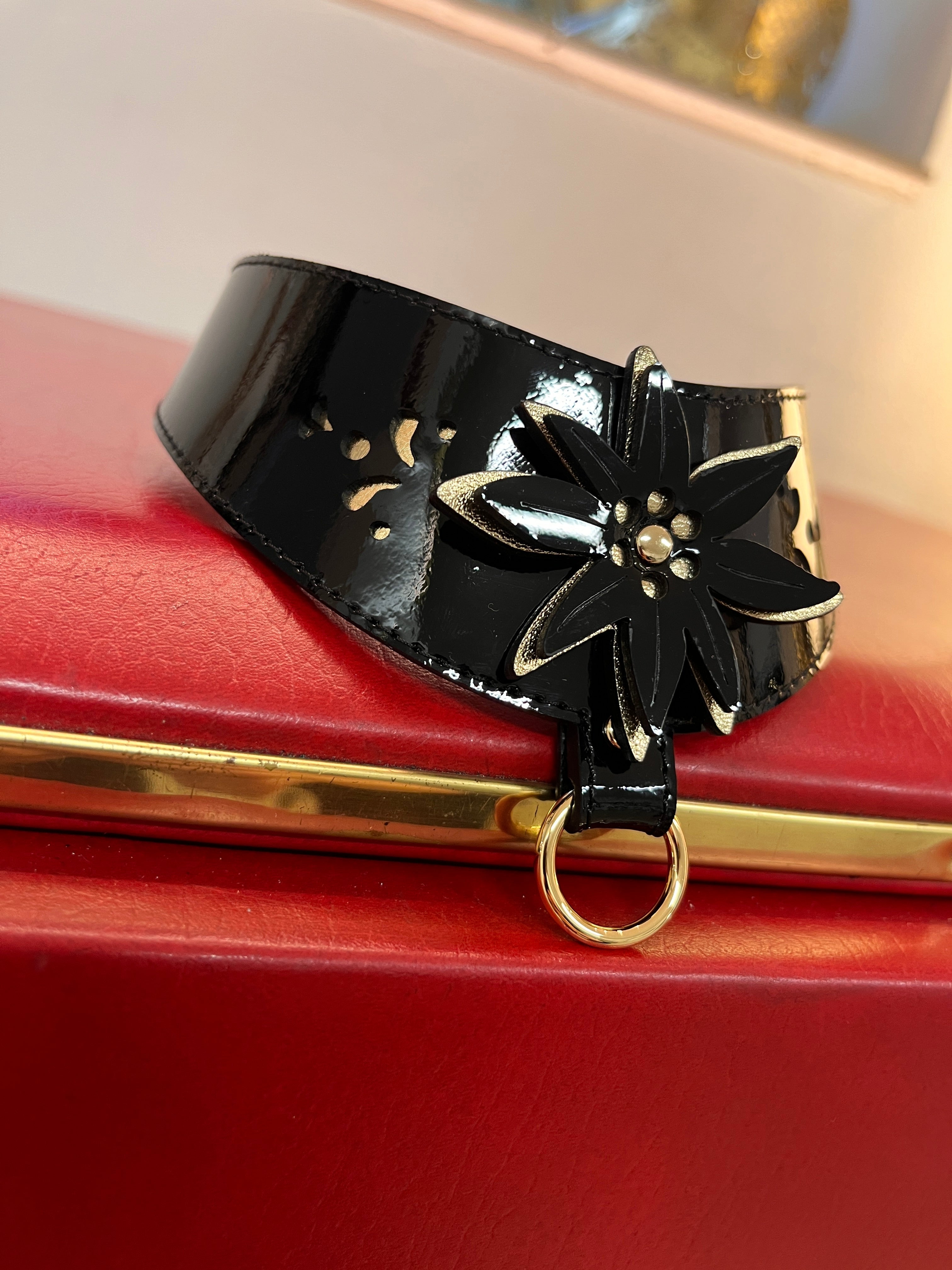 fr-ulein-kink-edelhei-collar-choker-schwarz-gold-lack image 6