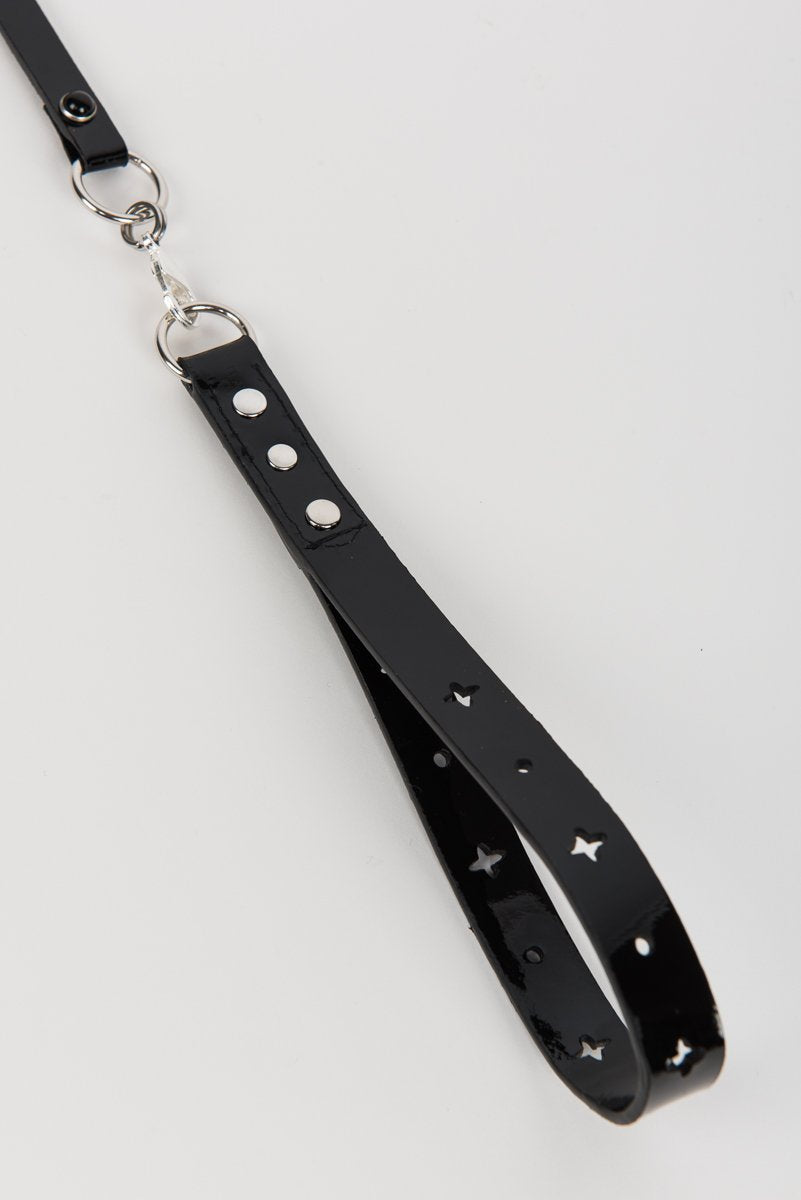 fr-ulein-kink-nero-t-strap-fessel-schwarz-lackleder image 6