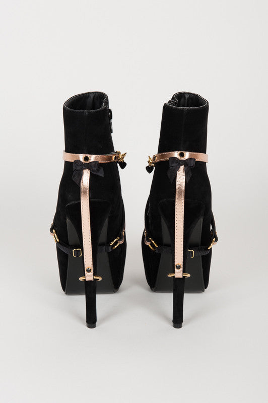 fr-ulein-kink-topaz-fu-fesseln-heel-cuffs-ros-gold-leder image 3