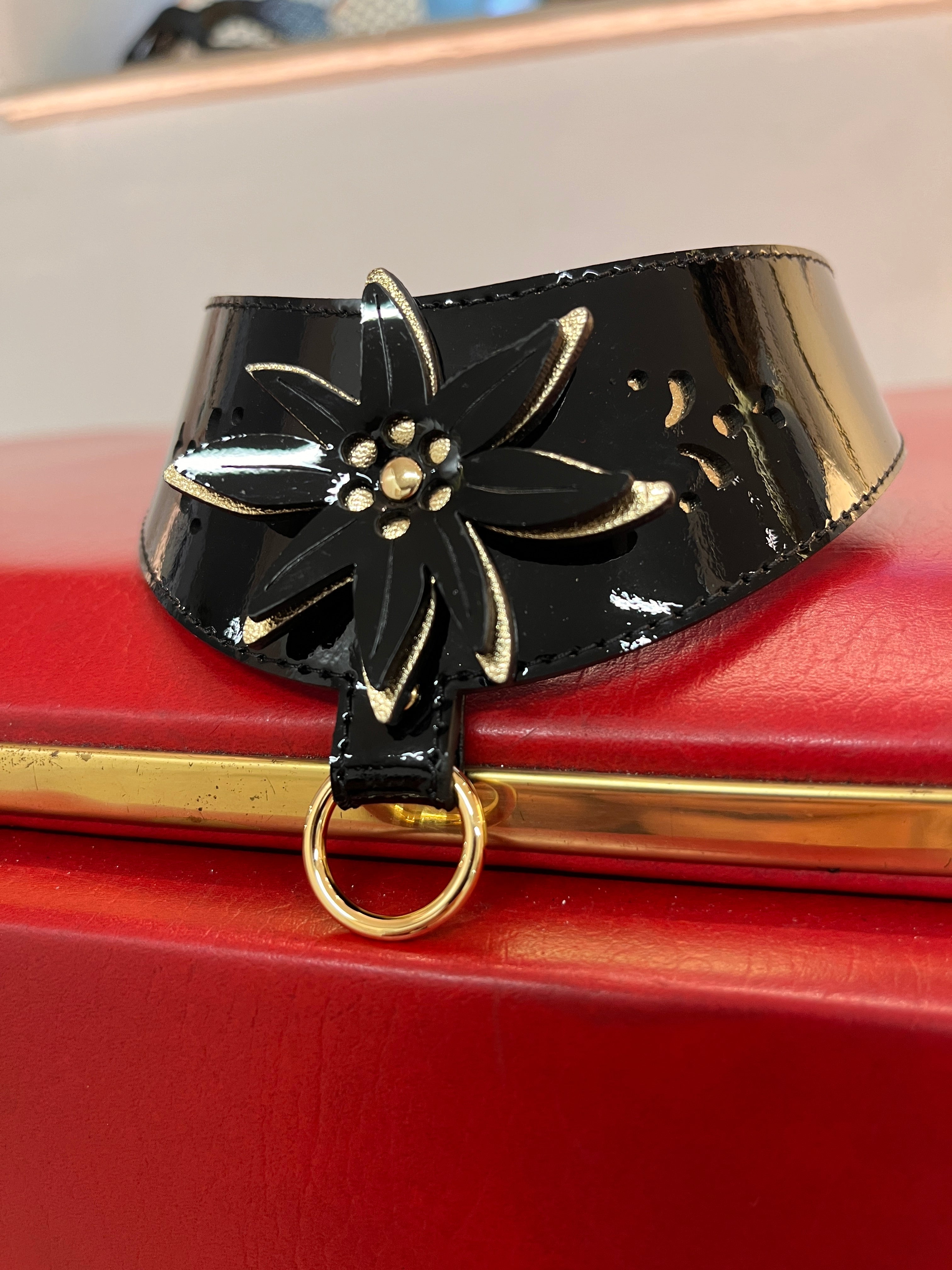 fr-ulein-kink-edelhei-collar-choker-schwarz-gold-lack image 4