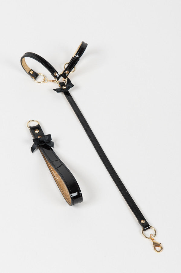 fraulein-kink-jet-t-strap-fesseln-schwarz-gold-schleife image 4