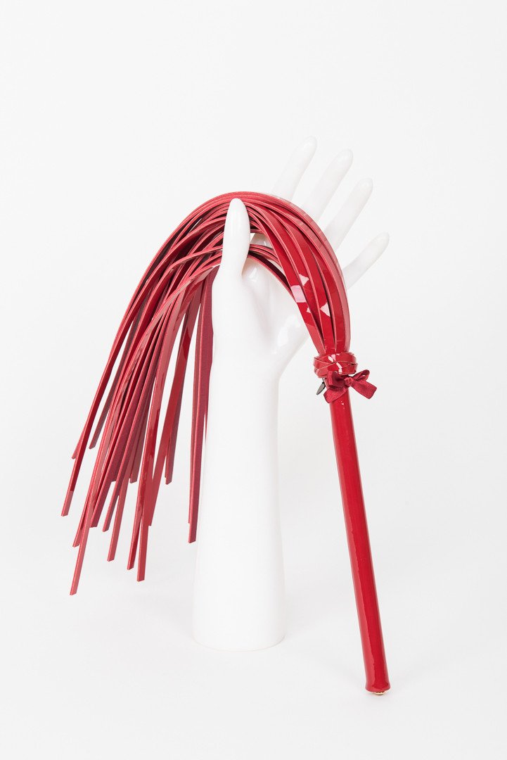 fr-ulein-kink-red-hot-flogger-peitsche-rot-gold-leder image 6