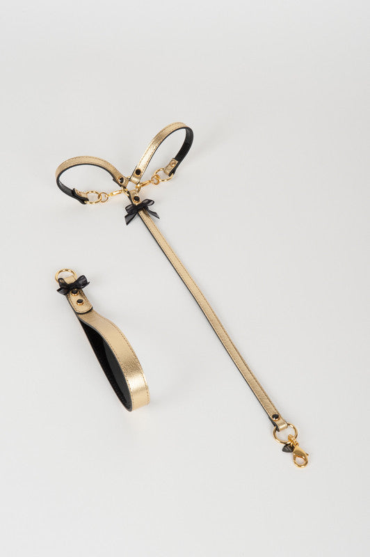 fr-ulein-kink-oro-t-strap-fesseln-gold-lackleder image 4
