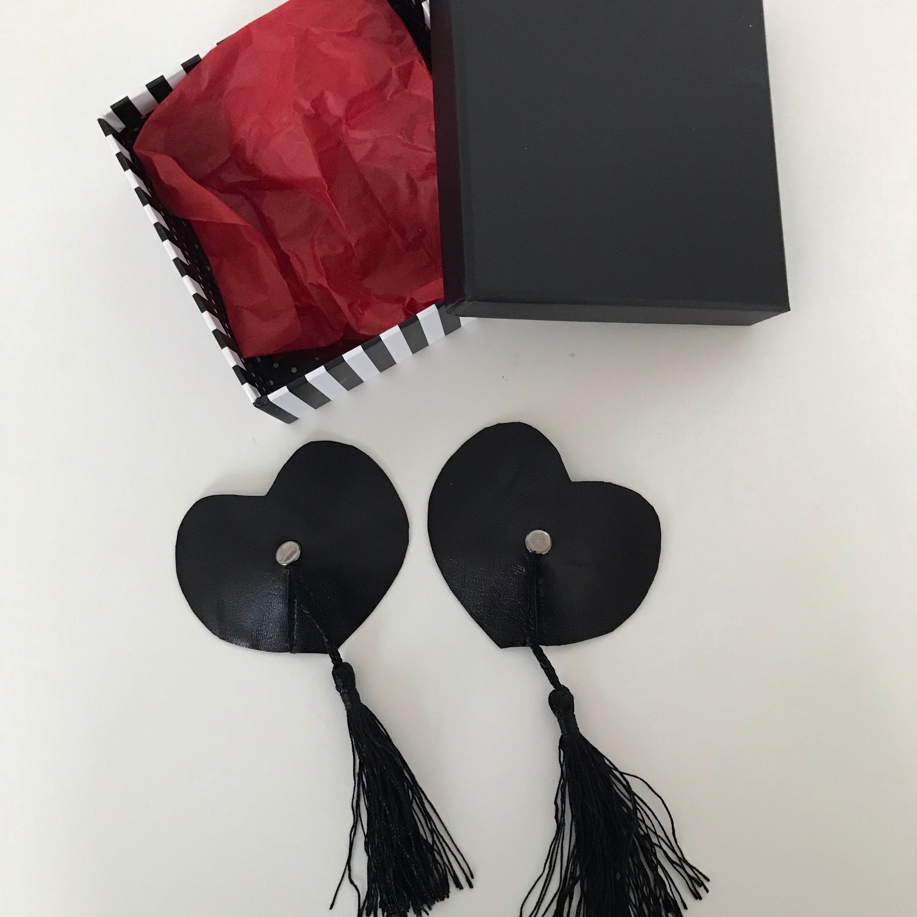 amoreze-bralettes-nippel-pasties-herz-leder-quasten image 1