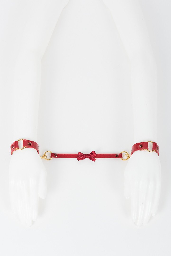 fr-ulein-kink-red-hot-handcuffs-handfesseln-rot-lack image 3