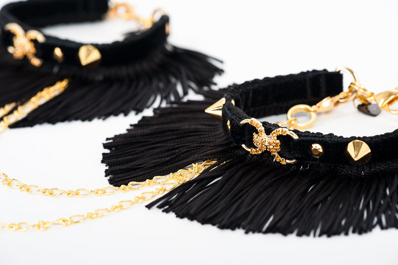 fr-ulein-kink-noir-fringe-handfesseln-schwarz-gold-fransen image 5